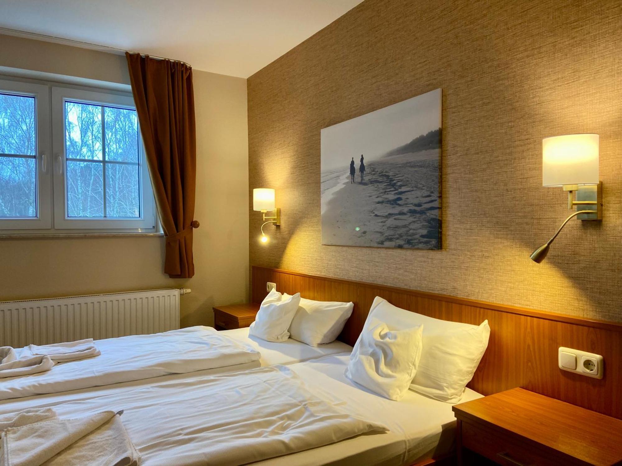 Friesenhof Hotel-Restaurant-Reitanlage Trassenheide Extérieur photo